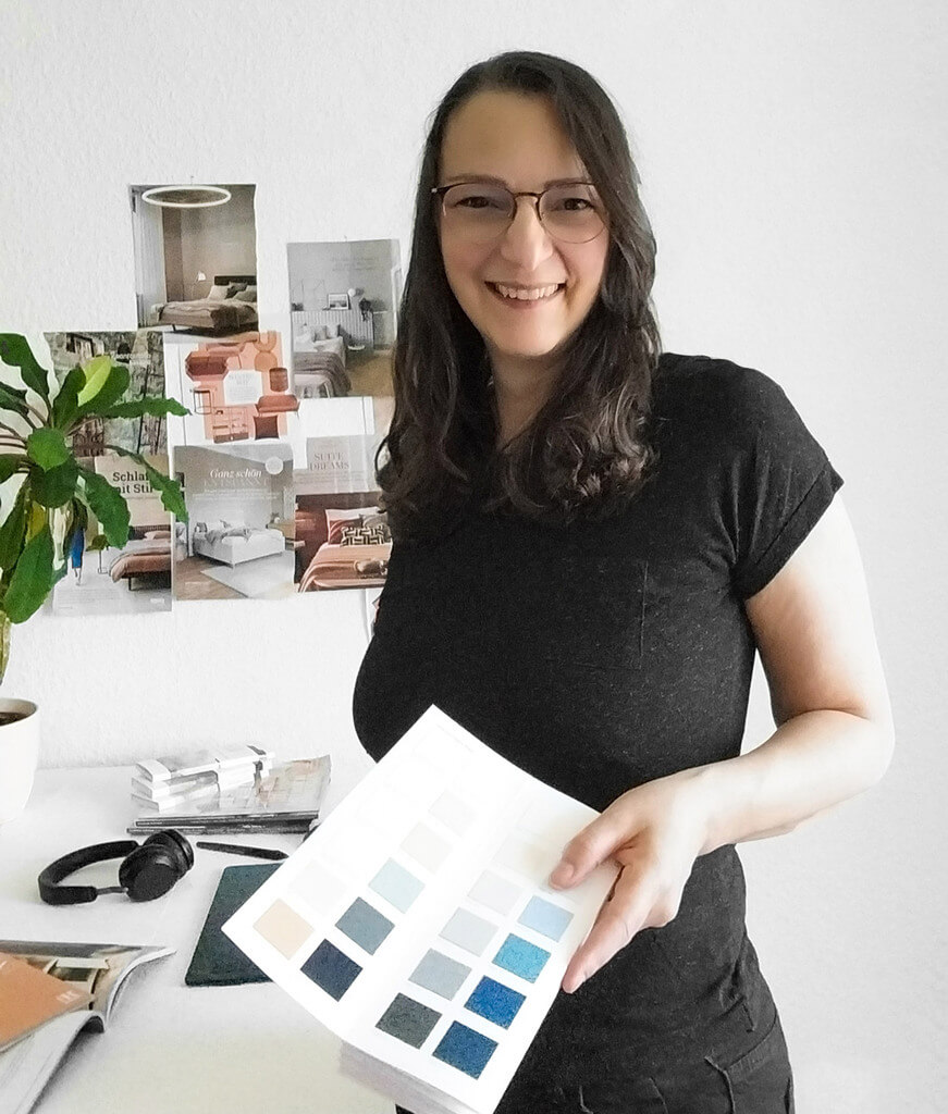 Designerin bei Prüfung der Muster und Farben