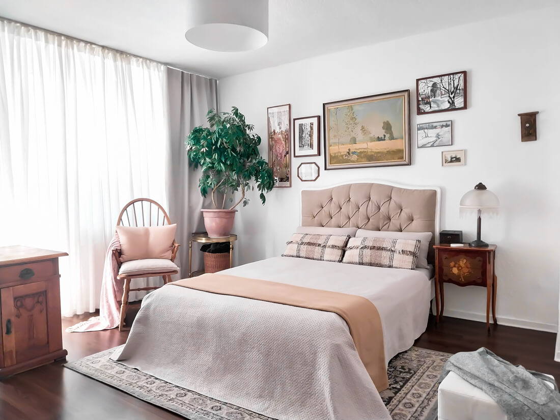 Grandmillenial Raumkonzept mit Vintage-Möbeln, modernen weißen Möbeln, rosa-grauen Akzenten, alten Gemälden und romantischer Atmosphäre.